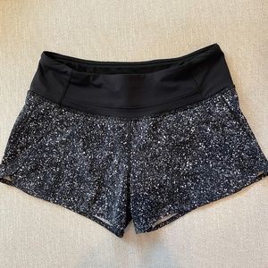 Lululemon Speed Short 2 1/2 inch Size 4 Daisy Dust Alpine White Black / Black